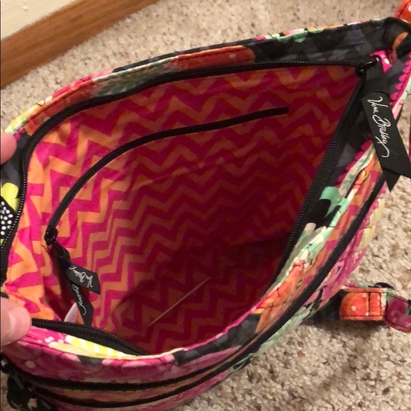 Vera Bradley Crossbody- like new - Picture 2 of 3